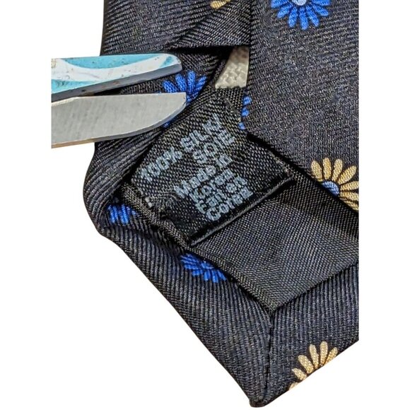 Nubio Collezione Daisy Floral Navy Blue Mens Neck Tie Silk Made In Korea - Picture 4 of 4